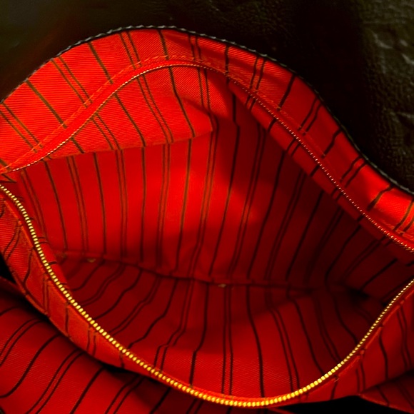 Louis Vuitton Leather Artsy MM Handbag in Navy - Picture 15 of 16